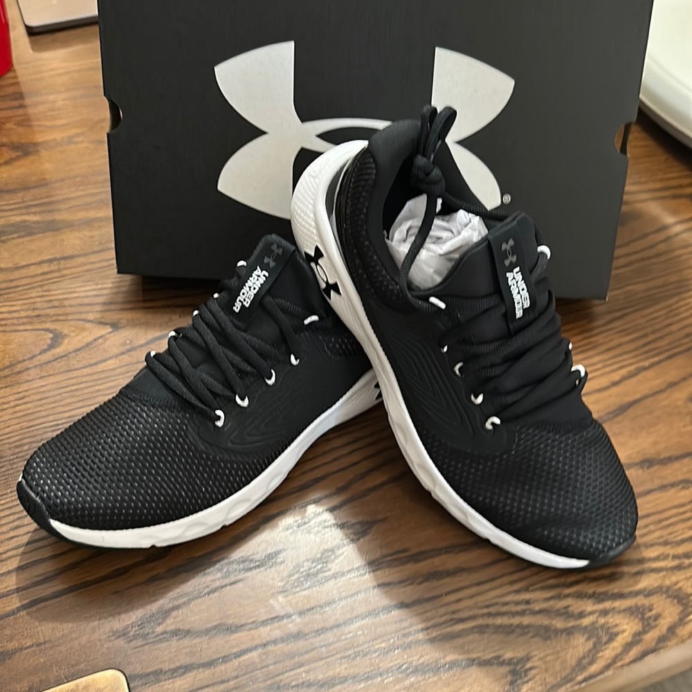 UA Charee Vantage 2 black and white